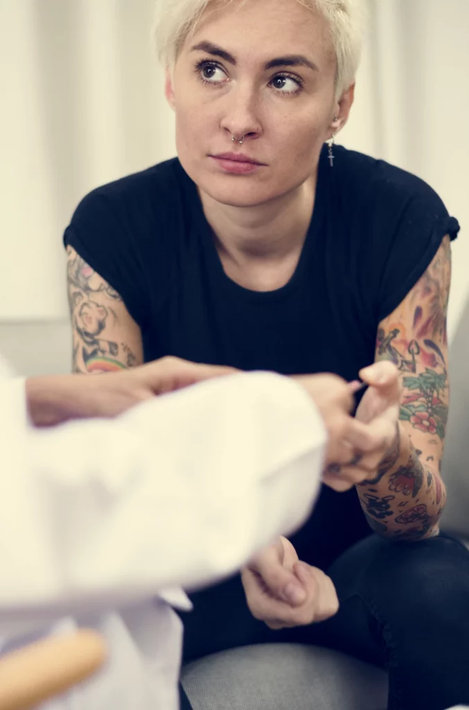 tratamiento-psicologico-ansiedad-depresión-enfoque-holístico-imagen-representativa-paciente-psicologa